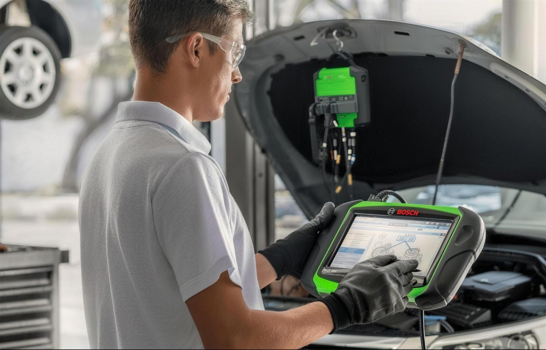 Técnico usando scanner de diagnóstico Bosch em um veículo